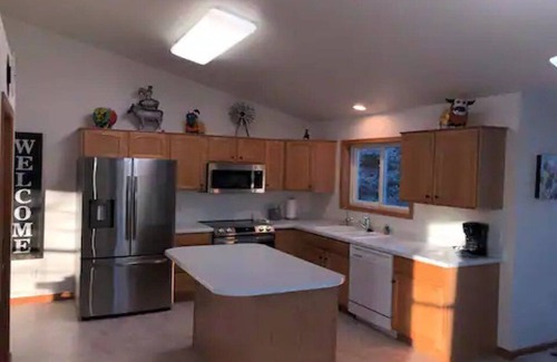 Kalona House | In Kalona-Near Pleasantview Home, Hospital, Iowa, and Kinnick Carver WiFi-Garage