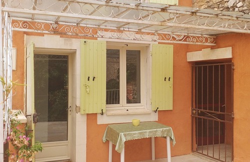 Fontaine-de-Vaucluse House | In the heart of Fontaine de Vaucluse, house overlooking the Sorgue river