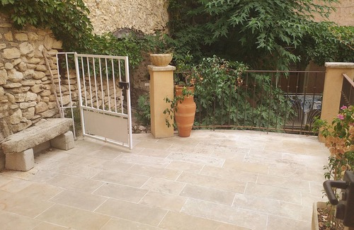 Fontaine-de-Vaucluse House | In the heart of Fontaine de Vaucluse, house overlooking the Sorgue river