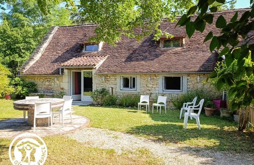 Tour-de-Faure House | In the shade of the lime tree