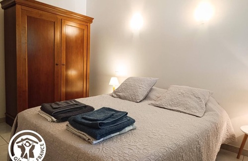 Tour-de-Faure House | In the shade of the lime tree