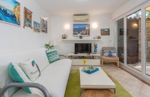 Bakarac House | In the small coastal town of Bakarac, not far from the city of Rijeka and in a green environment lie