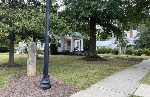 Powhatan House | In the Village Of Powhatan- walking distance to owners restaurant