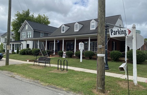 Powhatan House | In the Village Of Powhatan- walking distance to owners restaurant