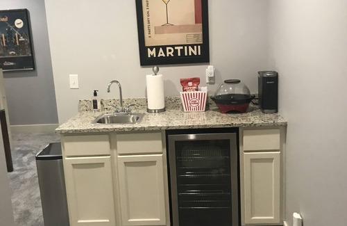 Saugatuck House | IN TOWN Luxury Resort -hot tub, heated pool & a two season entertainment room