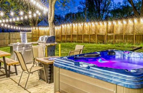 Miller Beach House | Incredible Cozy Cottage with Hot-tub in Gary, Indiana