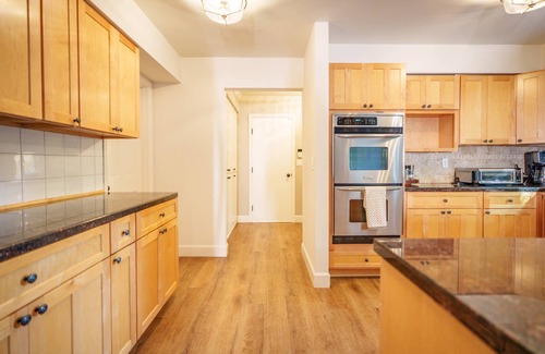 Raleigh West House | Incredible Family Getaway, Backyard Oasis w/ Pool & Hot Tub, BBQ, Ping Pong, PS5, 7 Miles 2 Portland