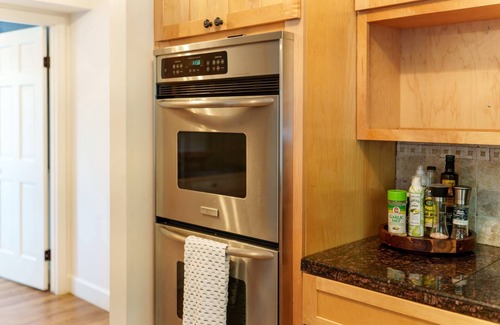 Raleigh West House | Incredible Family Getaway, Backyard Oasis w/ Pool & Hot Tub, BBQ, Ping Pong, PS5, 7 Miles 2 Portland