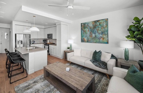 Downtown Salt Lake City Apartment | Incredible views! Pool,Gym,HTub