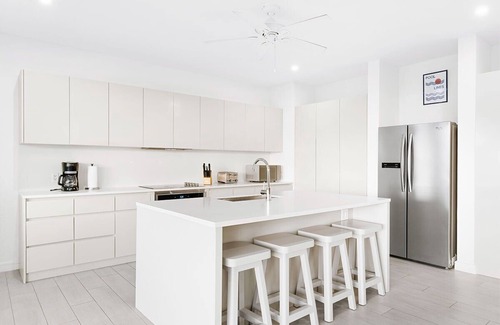 Merlin Bay Villa | Incredible villa, beach club access- Whitehaven (2 bed)