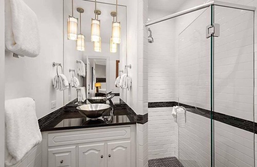 Downtown Hotel | Independence Square 302 | Top Floor Stylish Hotel Room with Wet Bar, A/C, in Downtown Aspen