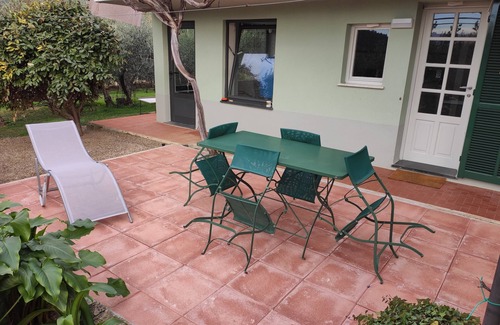 Cisano sul Neva Apartment | Independent apartment with a fabulous patio (Casa Penny)