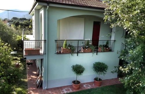 Cisano sul Neva Apartment | Independent apartment with a fabulous patio (Casa Penny)