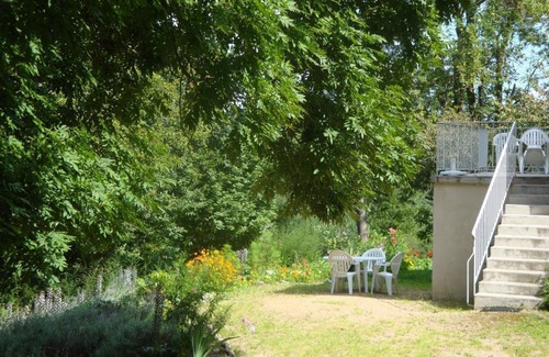 Ebreuil Cottage | Independent house with terrace, WIFI, garden, near castle