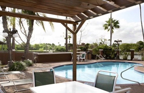 Brownsville House | Indulge in Luxury w/ This Serene Retreat!