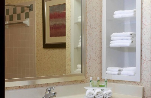 Brownsville House | Indulge in Luxury w/ This Serene Retreat!