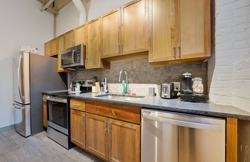 Cleveland Bed & Breakfast | Industrial 1BD loft in Downtown CLE!