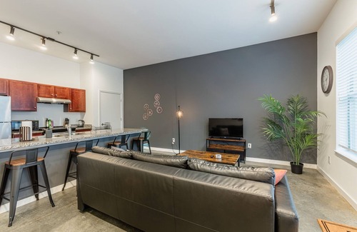 Downtown Memphis Apartment | Industrial KING SUITE downtown with a POOL and GYM