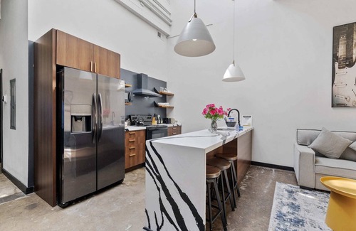 North Oakland Apartment | Industrial Loft 5 min to Children’s Hospital, slps 4