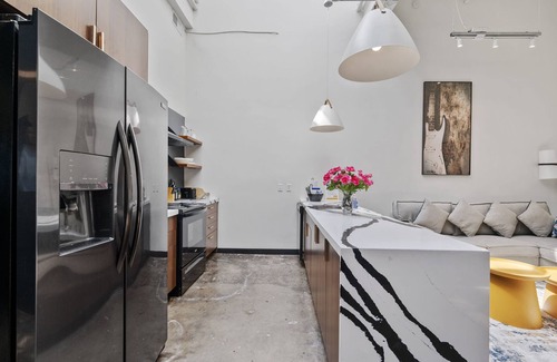 North Oakland Apartment | Industrial Loft 5 min to Children’s Hospital, slps 4