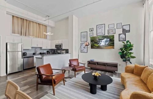 Downtown Indianapolis Apartment | IndyUrbanNest Sleeps8 Skywalk Convention Center Stadium