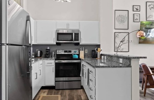 Downtown Indianapolis Apartment | IndyUrbanNest Sleeps8 Skywalk Convention Center Stadium