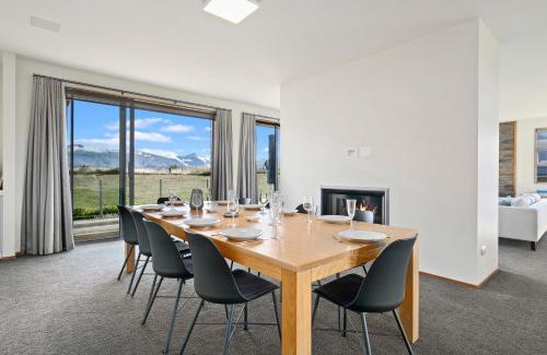 Wanaka House | Infinity Views - Modern Wanaka Holiday Home