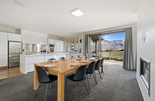 Wanaka House | Infinity Views - Modern Wanaka Holiday Home