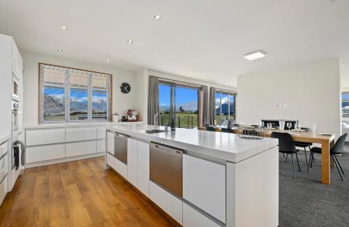 Wanaka House | Infinity Views - Modern Wanaka Holiday Home