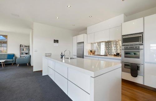 Wanaka House | Infinity Views - Modern Wanaka Holiday Home