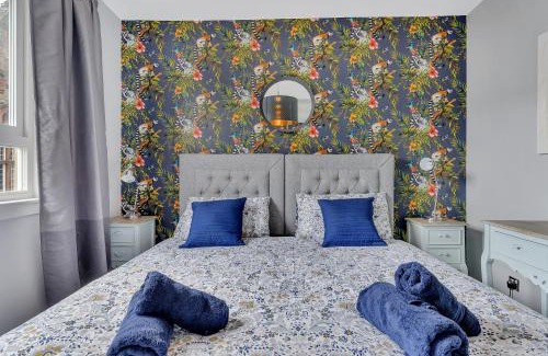 Glenisla Apartment | INFO ONLY, Multiple Locations, Available for Large Groups, Contractors and Extended Stays, Fully Furnished Accommodation Explore Our Range, INVOICE and REDUCED PRICE only via SUNRISE SHORT LETS Dundee