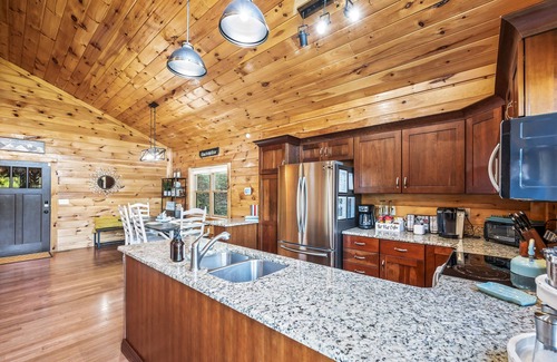 Maggie Valley Cabin | Infrared Sauna Hot Tub Child and Pet Friendly