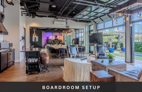 East Cesar Chavez House | Inn Cahoots on 6th: 15 BR/39 Beds, Pool, Roofdeck