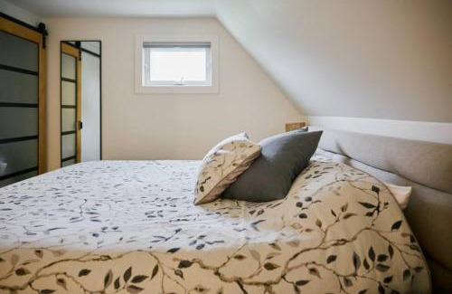 Lincoln House | Inn The Orchard, Modern Cottage, private Hot Tub