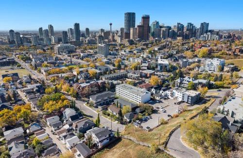 Bridgeland House | Inner-City Chic Urban Farmhouse 3 Bds and Ba