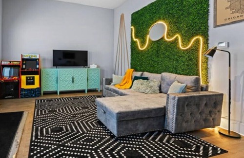 Lower West Side Apartment | Insta-worthy Arcade Themed 2BD 10min to Downtown!