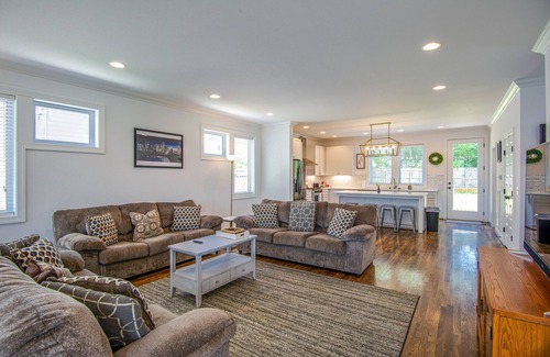 Urbandale Nations House | Insta-Worthy Rooftop Views! Heart of Nashville! Sleeps 12+