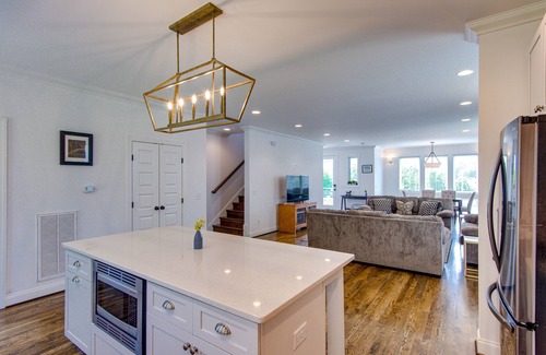 Urbandale Nations House | Insta-Worthy Rooftop Views! Heart of Nashville! Sleeps 12+