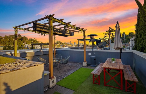 Silver Lake House | ★Insta-Worthy Sunset View ★Private Rooftop ★Garage ★Silver Lake ★Dodgers Stadium