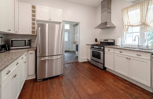 Summerville House | Insurance 5 Bdrms 2 Kitchens 2 Laundry Fenced In Yard & More - Big Bungalow