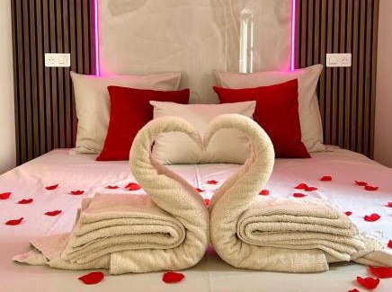 Les Baumettes Apartment | Intimate Escape - Seaside - Spa Bath - WIFI - AC