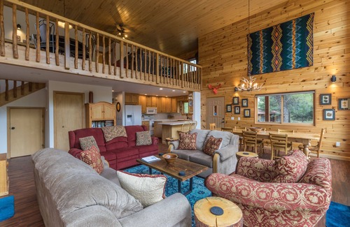 South Fork House | Intown Hidden Gem Overlooking the South Fork River/20 minutes to Wolf Creek