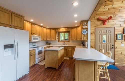 South Fork House | Intown Hidden Gem Overlooking the South Fork River/20 minutes to Wolf Creek