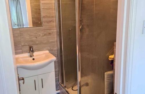 Preston Apartment | Inviting 2-bed Apartment in London by Gordy Duncan