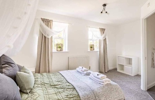 Preston Apartment | Inviting 2-bed Apartment in London by Gordy Duncan