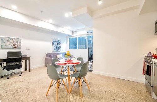 Downtown Toronto Hotel | Inviting 2BR Basement Suite in Downtown Toronto - The Roland