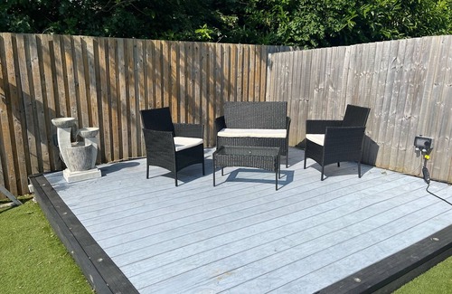 Wirral House | Inviting 3 bed + hot tub With Excellent Train and bus to Liverpool & Chester