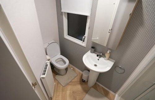 Wesham House | Inviting 3-Bed Lodge in Preston hot tub
