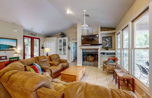 Bell House | Inviting dog-friendly home + bungalow w/ boat ramp