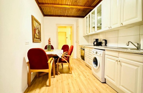 Grinzing Apartment | Inviting Getaway | 10 Minutes from FAC Platz